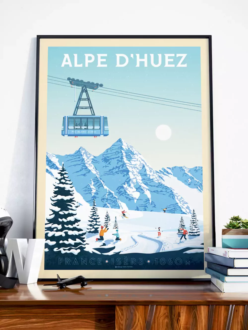 Affiche de la station de ski de l'Alpe d'Huez dans le département de l’Isère en France au style vintage. Cette affiche au design rétro et coloré égayera votre décoration intérieur.