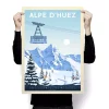 Affiche de la station de ski de l'Alpe d'Huez dans le département de l’Isère en France au style vintage. Cette affiche au design rétro et coloré égayera votre décoration intérieur.