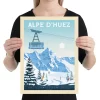 Affiche de la station de ski de l'Alpe d'Huez dans le département de l’Isère en France au style vintage. Cette affiche au design rétro et coloré égayera votre décoration intérieur.