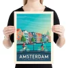 Affiche de la ville d'Amsterdam aux Pays-Bas au style vintage. Cette affiche au design rétro et coloré égayera votre décoration intérieur.