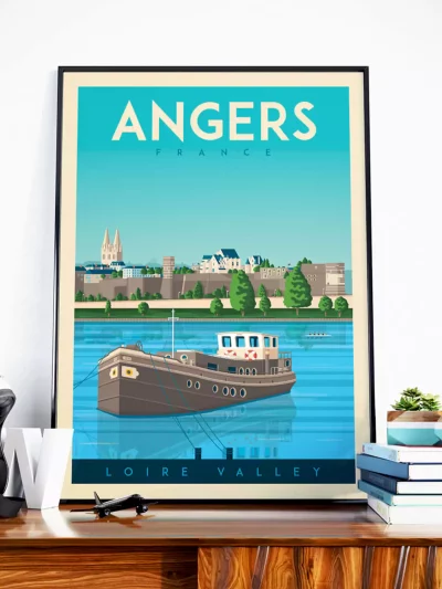 Affiche bateau amarré dans la ville d'Angers en France au style vintage, château roi René. Cette affiche au design rétro et coloré égayera votre décoration intérieur.