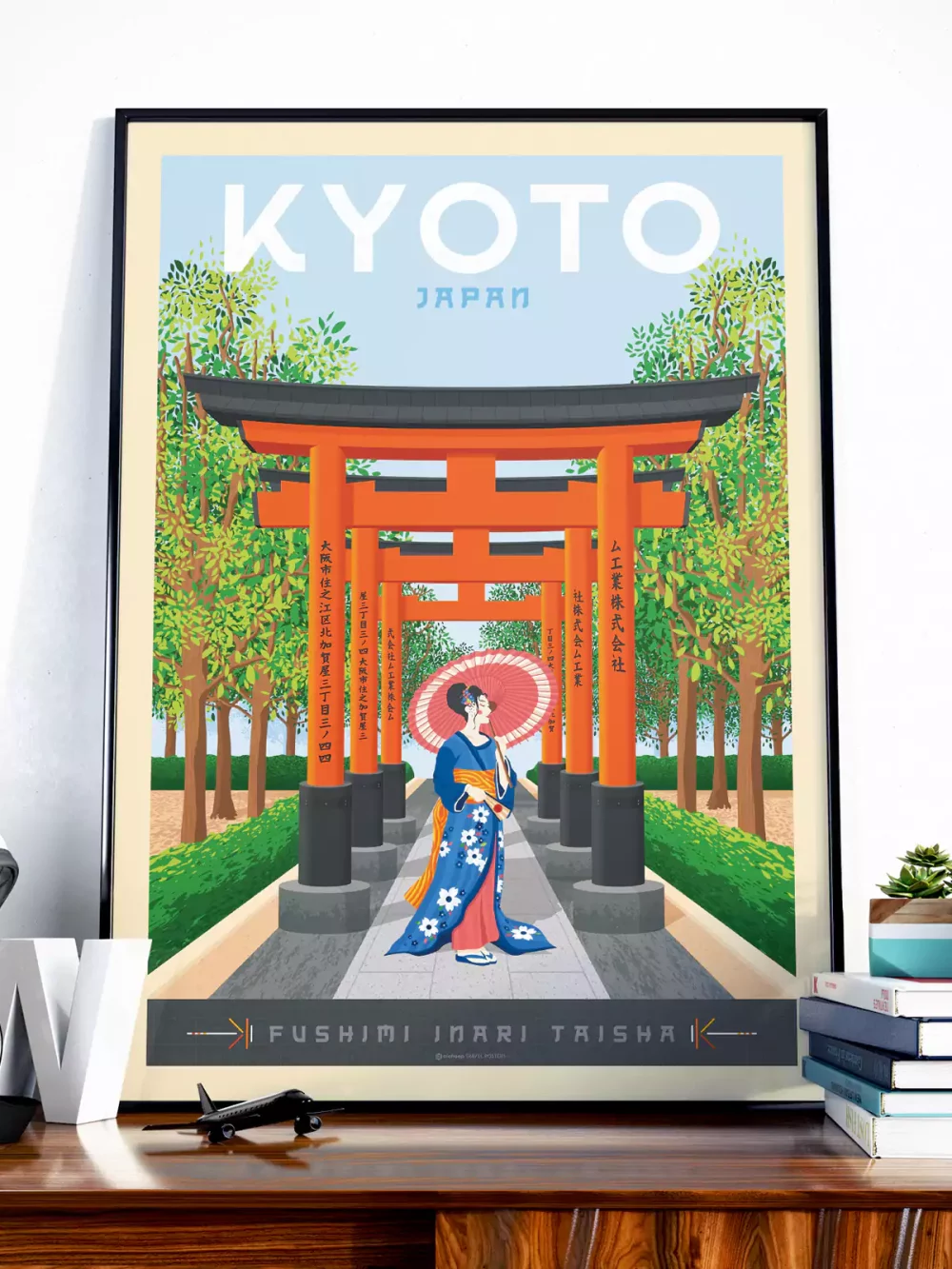 Affiche Olahoop de la ville de Kyoto au Japon au style vintage. Idéal pour votre intérieur, découvrez cette illustration d'une geisha marchant sous les tunnels des portes « Torii » dans les jardins du sanctuaire Fushimi Inari-taisha.