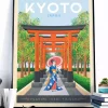 Affiche Olahoop de la ville de Kyoto au Japon au style vintage. Idéal pour votre intérieur, découvrez cette illustration d'une geisha marchant sous les tunnels des portes « Torii » dans les jardins du sanctuaire Fushimi Inari-taisha.