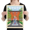 Affiche Olahoop de la ville de Kyoto au Japon au style vintage. Idéal pour votre intérieur, découvrez cette illustration d'une geisha marchant sous les tunnels des portes « Torii » dans les jardins du sanctuaire Fushimi Inari-taisha.