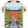 Affiche Olahoop de la ville de Kyoto au Japon au style vintage. Idéal pour votre intérieur, découvrez cette illustration d'une geisha marchant sous les tunnels des portes « Torii » dans les jardins du sanctuaire Fushimi Inari-taisha.