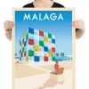 Affiche de la ville de Malaga en Espagne au style vintage. Retrouvez une illustration du cube en verre colorée présent au Centre Pompidou de cette ville touristique d'Andalousie connue pour ses plages au bord de la Méditerranée.