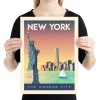 Affiche de la ville de New York aux États-Unis au style vintage. Cette affiche au design rétro et coloré égayera votre décoration intérieur de votre maison, dans une chambre d’enfant ou encore votre salon et salle de jeux.