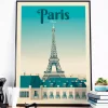 Affiche de la ville de Paris en France au style vintage. Cette affiche au design rétro et coloré égayera votre décoration intérieur.