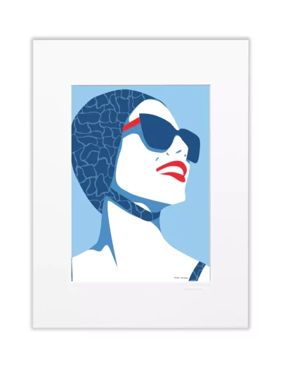 Illustration portrait baigneuse de Zaza Minssen. Fond bleu ciel, maillot de bain à bretelles et bonnet bleus. Passe-partout Canson blanc pour le modèle 30 x 40 cm.