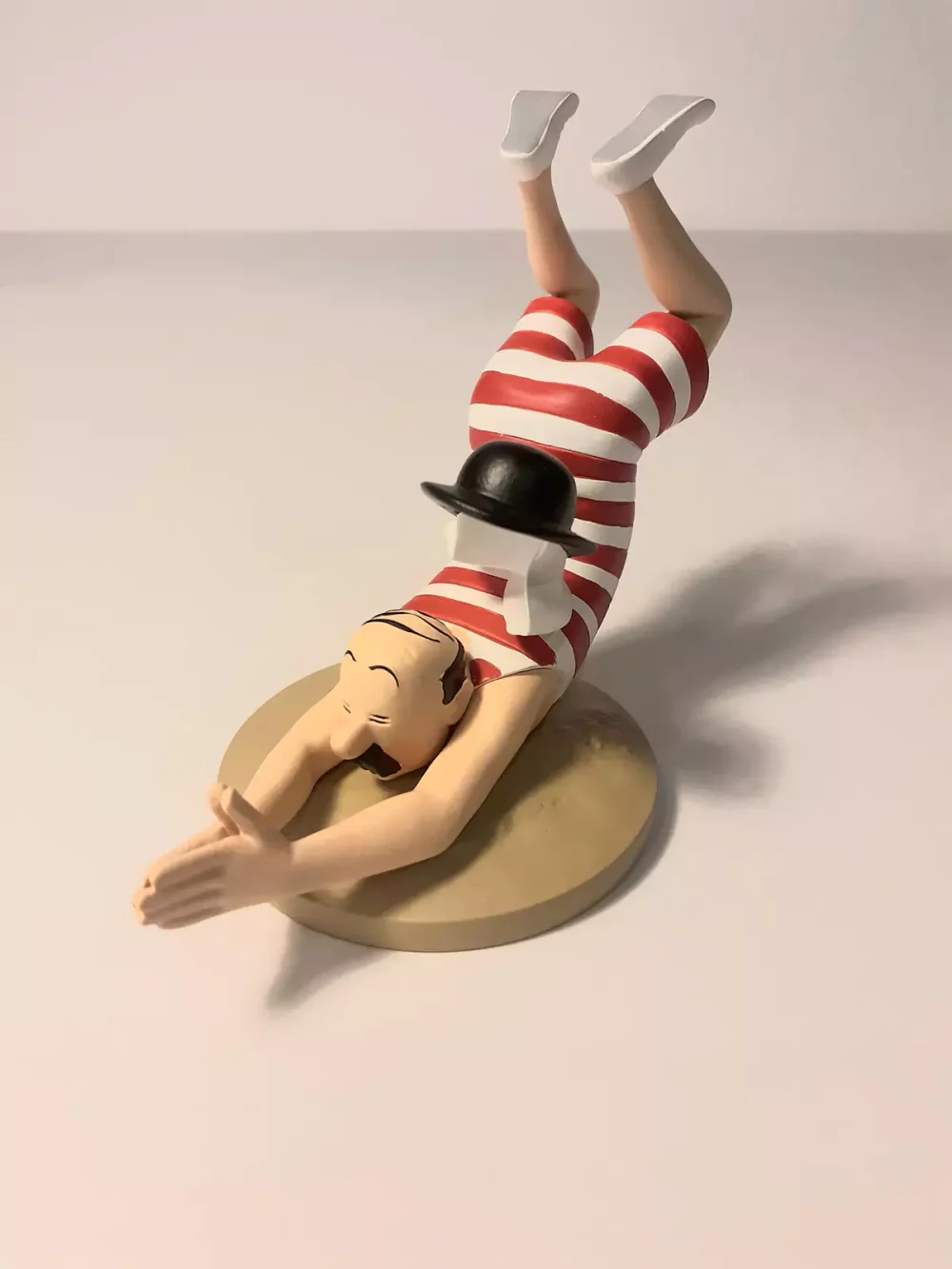 Figurine de Dupont Baigneur en résine. Modèle réduit pour collectionneur. Habillé de son plus jolie maillot de bain, Dupont n'hésite pas à mouiller le maillot.