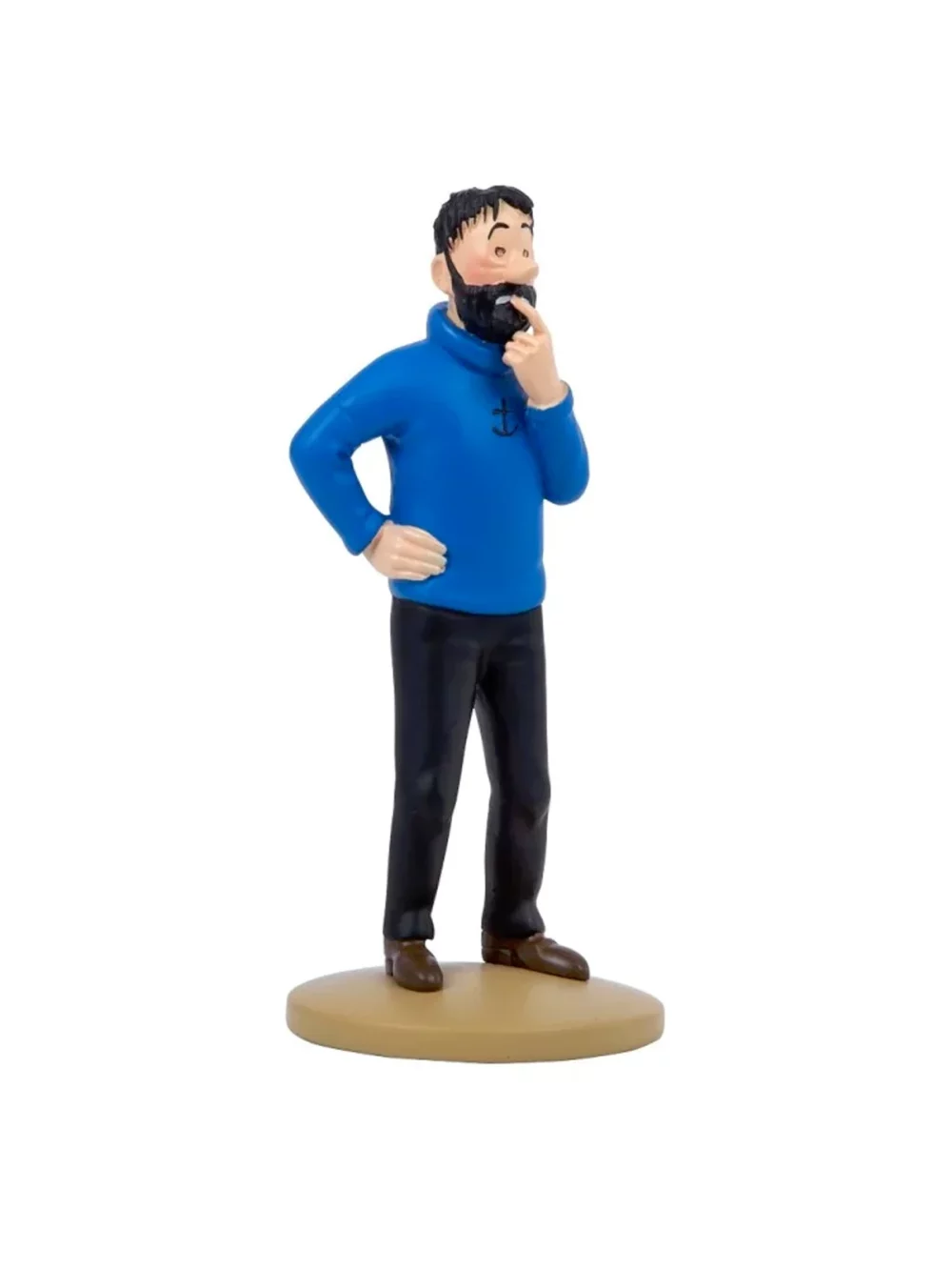 La figurine du capitaine Haddock porte délicatement un doigt sur la bouche lui donne un air dubitatif