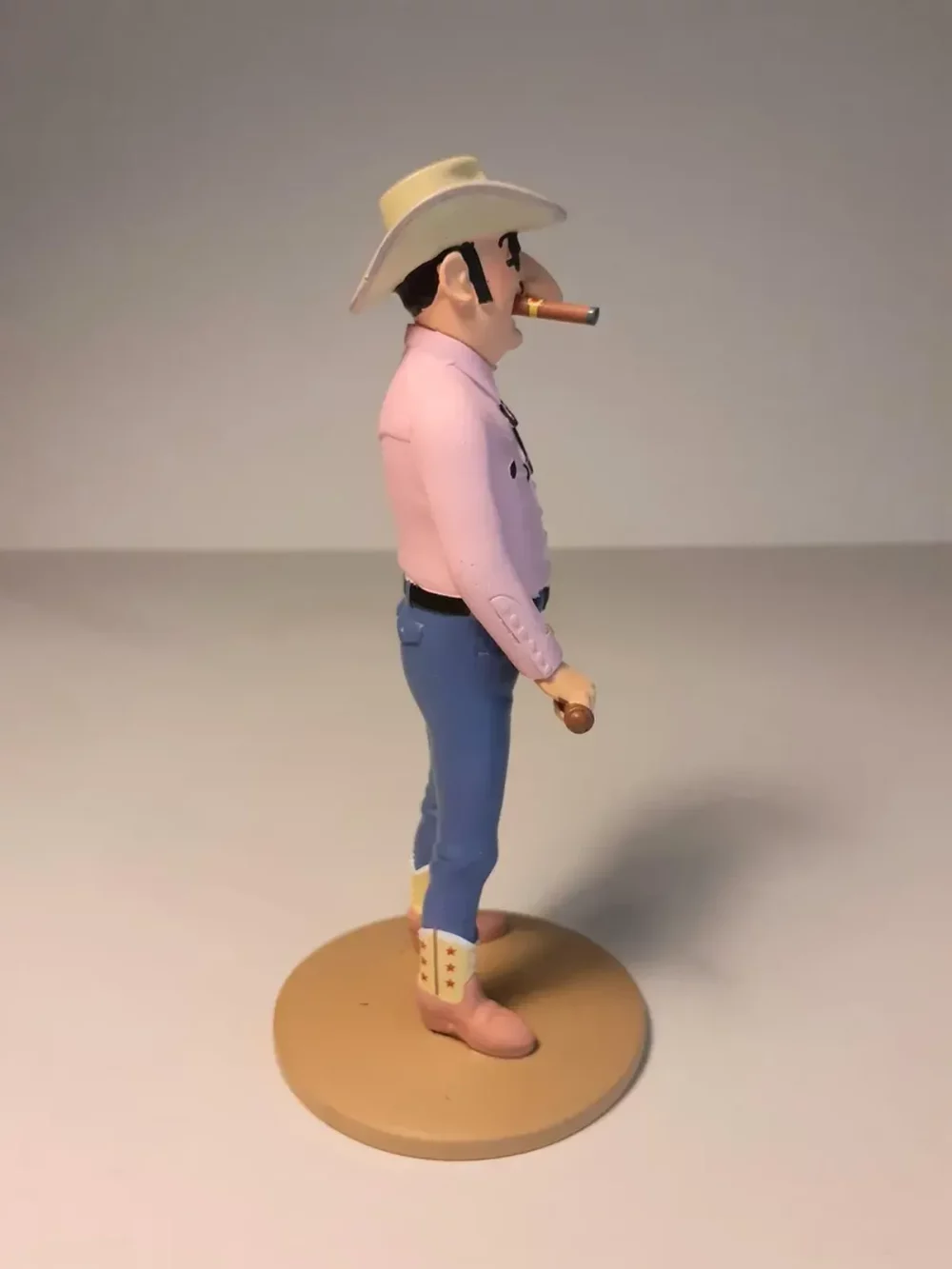 Figurine de Rastapopoulos avec sa cravache, fabriquée en résine. Modèle réduit pour collectionneur. Taille 14 cm. Ne convient pas aux enfants de moins de 14 ans.