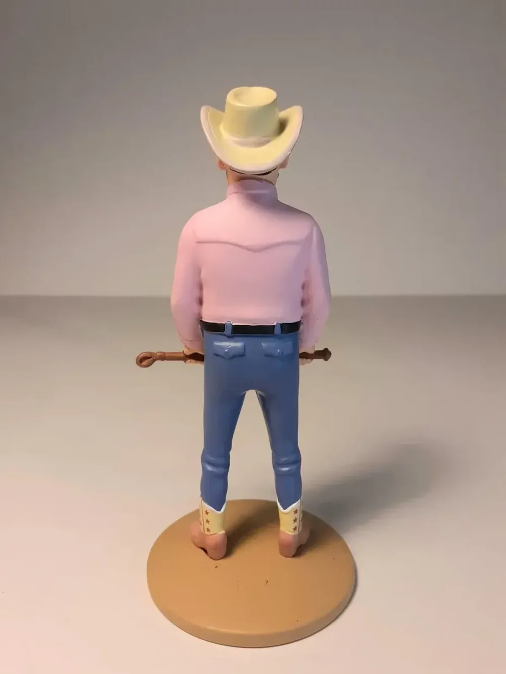 Figurine de Rastapopoulos avec sa cravache, fabriquée en résine. Modèle réduit pour collectionneur. Taille 14 cm. Ne convient pas aux enfants de moins de 14 ans.