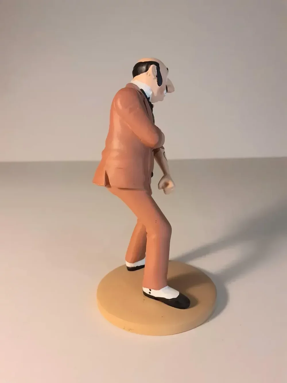 Figurine de Rastapopoulos montrant son tatouage, fabriquée en résine. Modèle réduit pour collectionneur. Taille 12 cm. Ne convient pas aux enfants de moins de 14 ans.