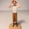 Figurine de Tintin dans le désert regardant à l'horizon, fabriquée en résine. Modèle réduit pour collectionneur. Taille 12 cm. Ne convient pas aux enfants de moins de 14 ans.