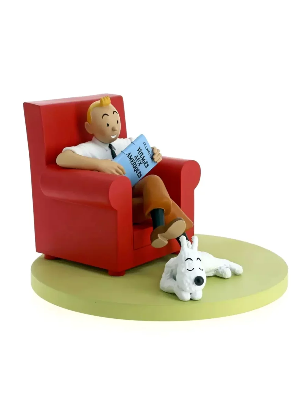 Figurine Tintin dans un Fauteuil rouge et Milou à ses pieds. Après avoir échappé à Mitsuhirato et exploré les fonds marins au milieu des requins, le temps est venu pour Tintin de se relaxer. La scène est extraite de l'album "L’Oreille cassée".