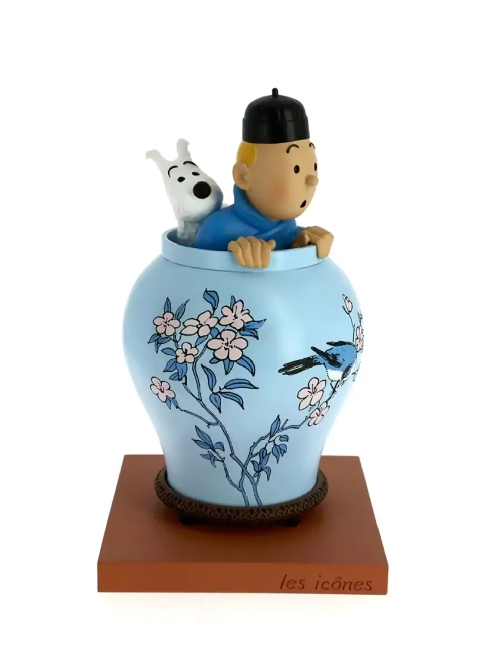 Tintin et Milou sortent du vase pour espionner des criminels, dans l’aventure du Lotus bleu. Le célèbre reporter est sur la piste de dangereux trafiquants d’opium