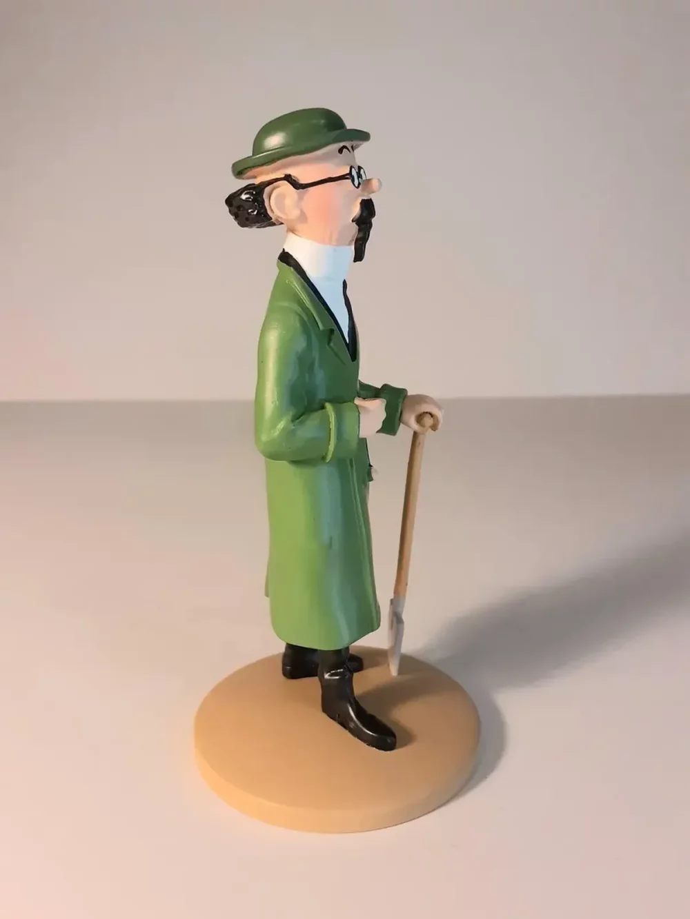 Figurine du professeur Tournesol avec sa bêche, fabriquée en résine. Modèle réduit pour collectionneur. Taille 12 cm. Ne convient pas aux enfants de moins de 14 ans.