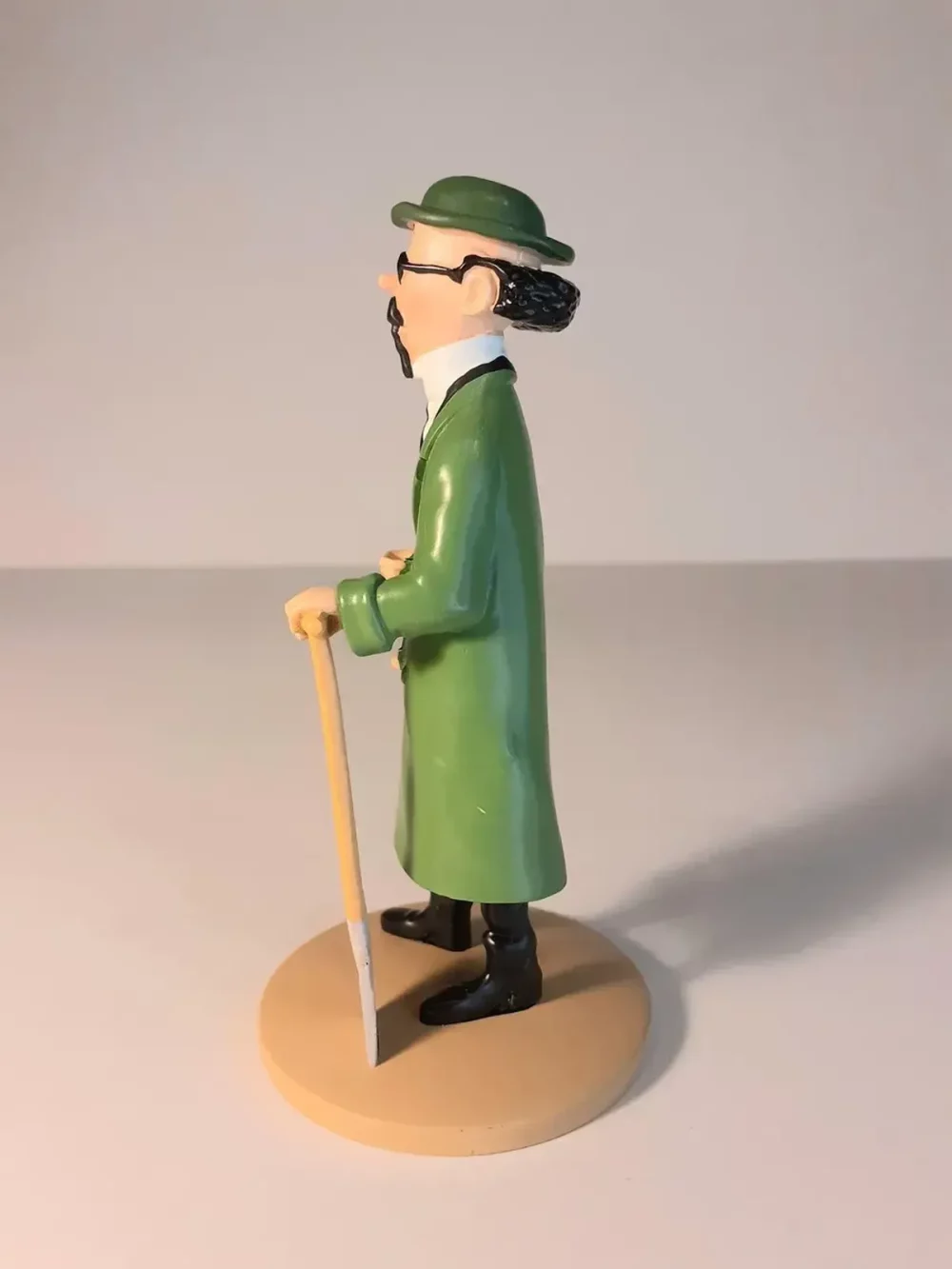 Figurine du professeur Tournesol avec sa bêche, fabriquée en résine. Modèle réduit pour collectionneur. Taille 12 cm. Ne convient pas aux enfants de moins de 14 ans.