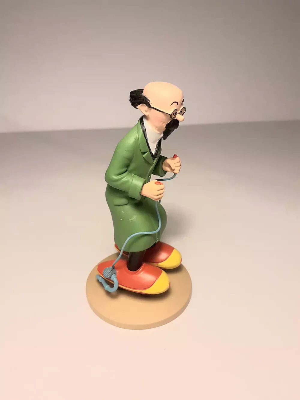 Figurine du Professeur Tournesol - Modèle réduit pour collectionneur. Ces patins, imaginés par Tournesol, sont équipés de petits moteurs qui permettent de se déplacer plus rapidement et sans effort.