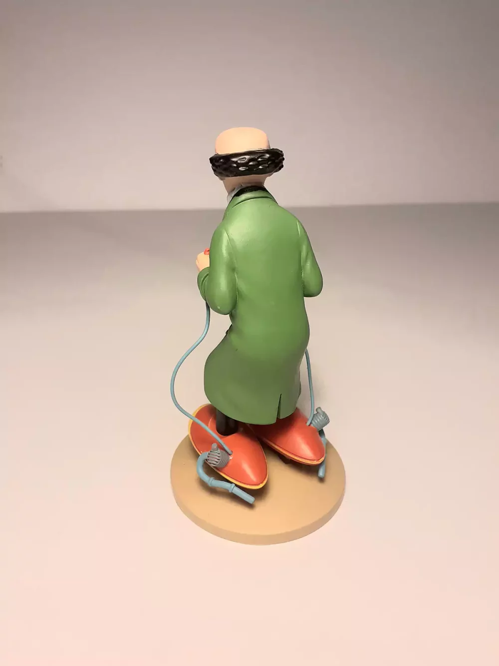 Figurine du Professeur Tournesol - Modèle réduit pour collectionneur. Ces patins, imaginés par Tournesol, sont équipés de petits moteurs qui permettent de se déplacer plus rapidement et sans effort.