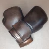 Gants de boxe marron vintage, cuire pleine fleur patiné à la main. Garnissage en mousse haute densité, fermeture : velcro au poignet.