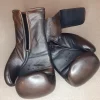 Gants de boxe marron vintage, cuire pleine fleur patiné à la main. Garnissage en mousse haute densité, fermeture : velcro au poignet.