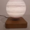 Ce globe représentant Jupiter en lévitation au dessus de son socle en bois émerveillera à coup sûr ses observateurs. Il diffuse par rétro-éclairage interne une lumière radiale tamisée avec 3 coloris au choix