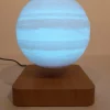 Ce globe représentant Jupiter en lévitation au dessus de son socle en bois émerveillera à coup sûr ses observateurs. Il diffuse par rétro-éclairage interne une lumière radiale tamisée avec 3 coloris au choix