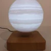 Ce globe représentant Jupiter en lévitation au dessus de son socle en bois émerveillera à coup sûr ses observateurs. Il diffuse par rétro-éclairage interne une lumière radiale tamisée avec 3 coloris au choix