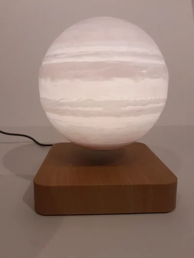 Ce globe représentant Jupiter en lévitation au dessus de son socle en bois émerveillera à coup sûr ses observateurs. Il diffuse par rétro-éclairage interne une lumière radiale tamisée avec 3 coloris au choix