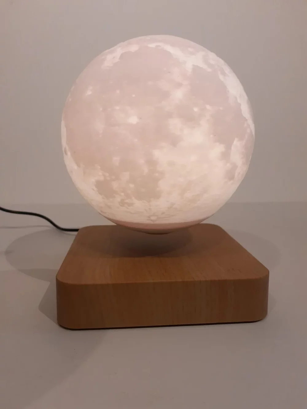 Ce globe représentant la lune en lévitation au dessus de son socle en bois émerveillera à coup sûr ses observateurs. Il diffuse par rétro-éclairage interne une lumière radiale tamisée avec 3 coloris au choix.