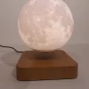 Ce globe représentant la lune en lévitation au dessus de son socle en bois émerveillera à coup sûr ses observateurs. Il diffuse par rétro-éclairage interne une lumière radiale tamisée avec 3 coloris au choix.