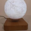 Ce globe représentant la lune en lévitation au dessus de son socle en bois émerveillera à coup sûr ses observateurs. Il diffuse par rétro-éclairage interne une lumière radiale tamisée avec 3 coloris au choix.