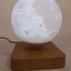 Ce globe représentant la lune en lévitation au dessus de son socle en bois émerveillera à coup sûr ses observateurs. Il diffuse par rétro-éclairage interne une lumière radiale tamisée avec 3 coloris au choix.