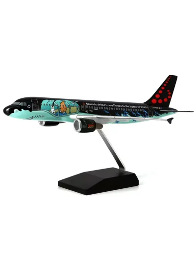 Cette maquette d'avion de la collection Tintin à l’échelle 1/100ème prend les apparences du fameux sous-marin dans Le Trésor de Rackham le Rouge. Cette magnifique reproduction en résine, peinte, décorée, est livrée avec son pied et son certificat d’authenticité numéroté