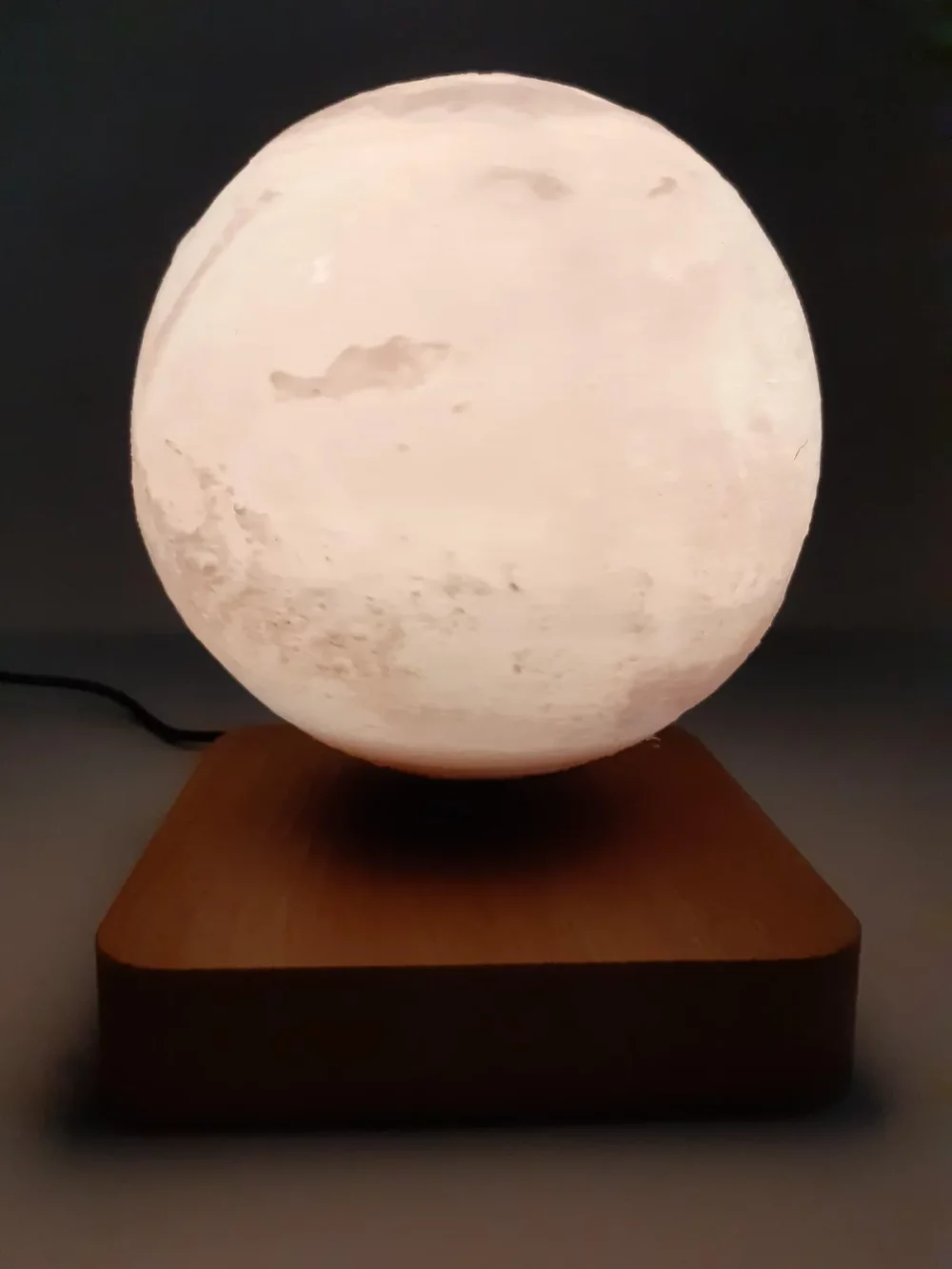 Ce globe représentant la planète Mars en lévitation au dessus de son socle en bois émerveillera à coup sûr ses observateurs. Il diffuse par rétro-éclairage interne une lumière radiale tamisée avec 3 coloris au choix.