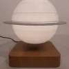 Ce globe représentant la planète Saturne en lévitation au dessus de son socle en bois émerveillera à coup sûr ses observateurs. Il diffuse par rétro-éclairage interne une lumière radiale tamisée avec 3 coloris au choix.