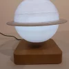 Ce globe représentant la planète Saturne en lévitation au dessus de son socle en bois émerveillera à coup sûr ses observateurs. Il diffuse par rétro-éclairage interne une lumière radiale tamisée avec 3 coloris au choix.