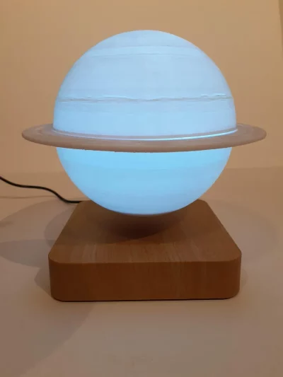 Ce globe représentant la planète Saturne en lévitation au dessus de son socle en bois émerveillera à coup sûr ses observateurs. Il diffuse par rétro-éclairage interne une lumière radiale tamisée avec 3 coloris au choix.