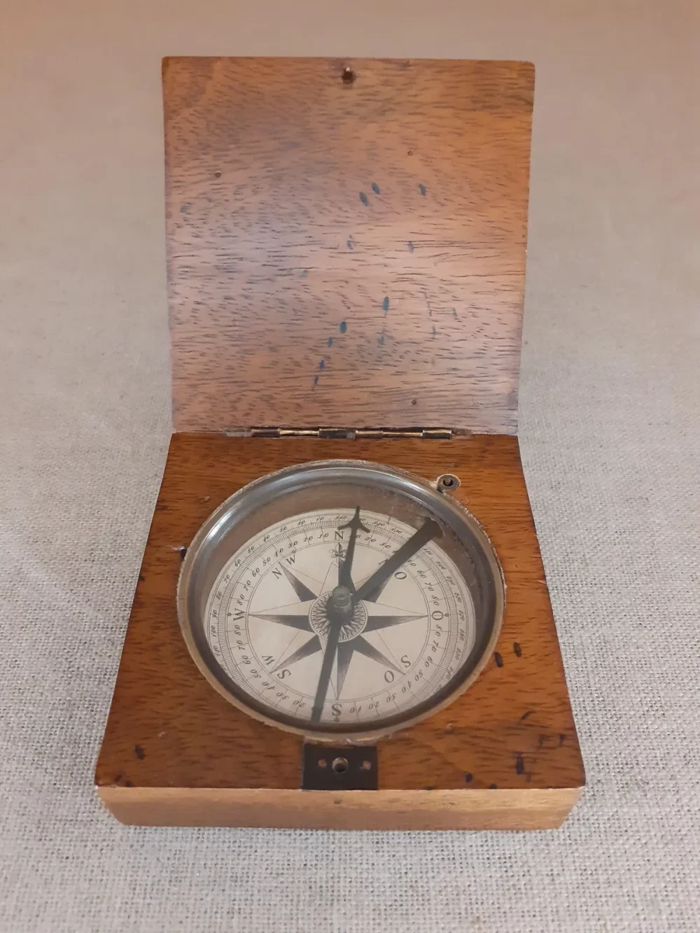 Un instrument d’exploration, cette petite boussole en bois est une réplique de celle utilisée par Lewis et Clark. Finition française vieillie au miel