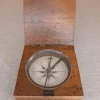 Un instrument d’exploration, cette petite boussole en bois est une réplique de celle utilisée par Lewis et Clark. Finition française vieillie au miel