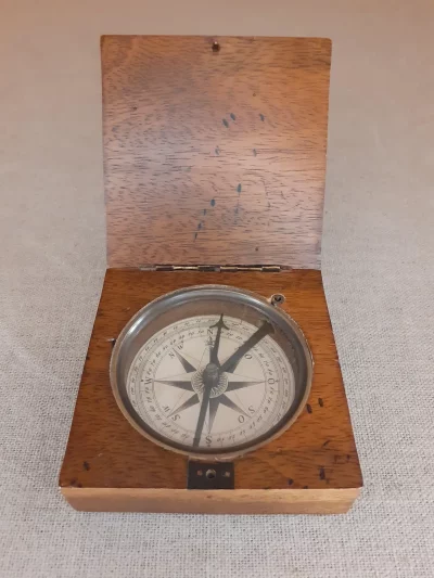 Un instrument d’exploration, cette petite boussole en bois est une réplique de celle utilisée par Lewis et Clark. Finition française vieillie au miel