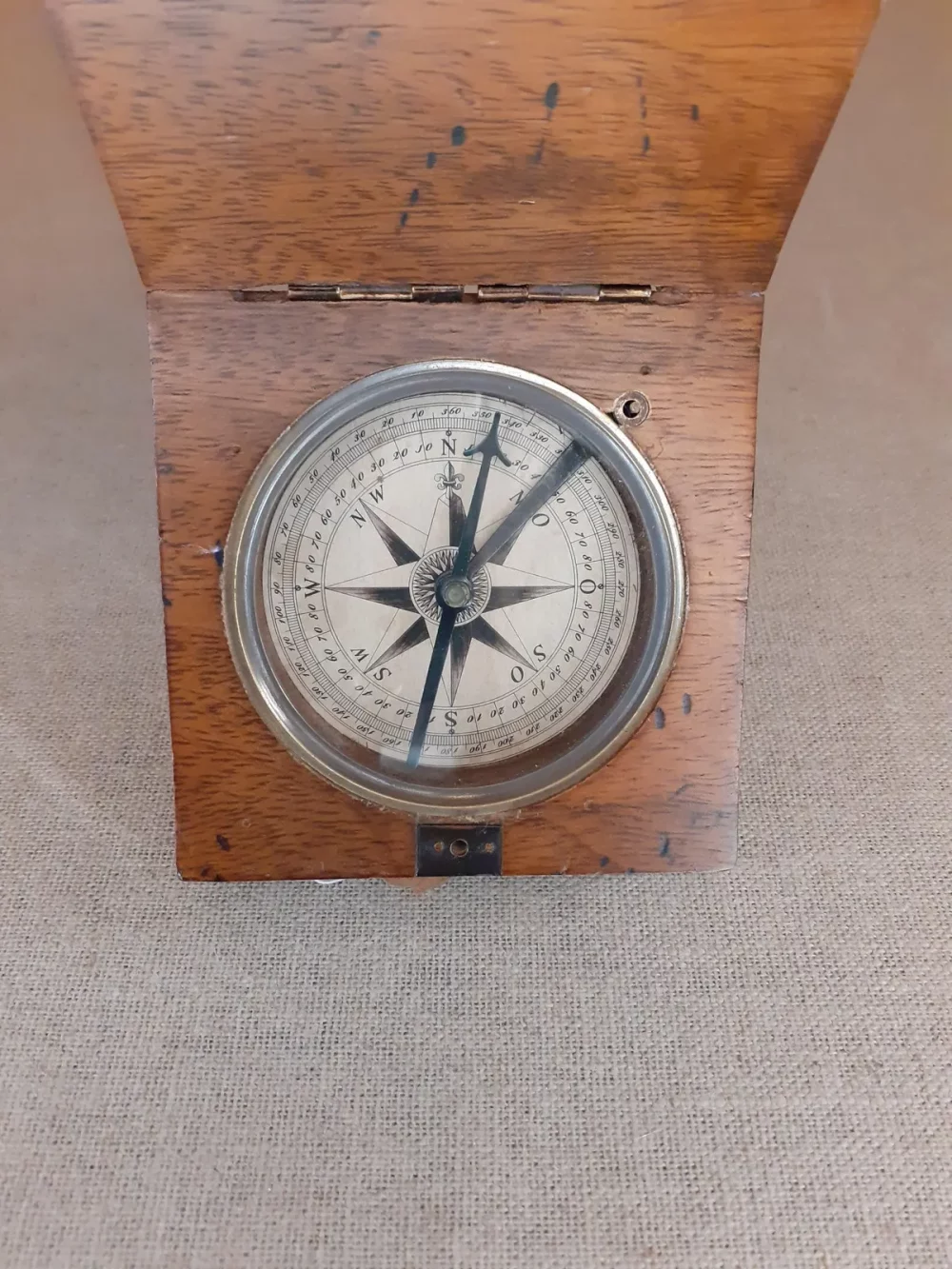 Un instrument d’exploration, cette petite boussole en bois est une réplique de celle utilisée par Lewis et Clark. Finition française vieillie au miel