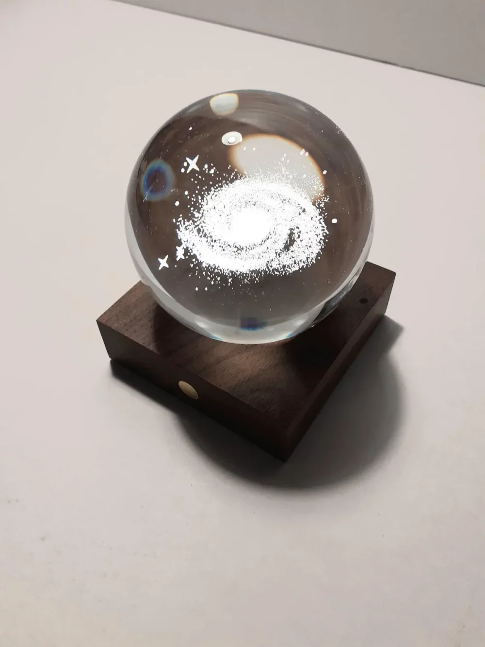 La collection de veilleuses boule de cristal ambrée est conçue pour ajouter une touche d’émerveillement à votre espace. Hauteur 12 cm.