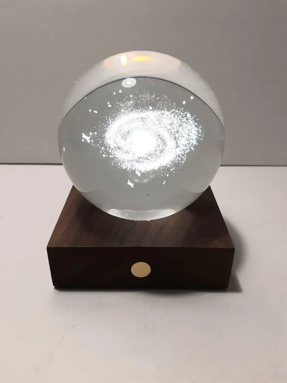 La collection de veilleuses boule de cristal ambrée est conçue pour ajouter une touche d’émerveillement à votre espace. Hauteur 12 cm.