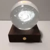 La collection de veilleuses boule de cristal ambrée est conçue pour ajouter une touche d’émerveillement à votre espace. Hauteur 12 cm.