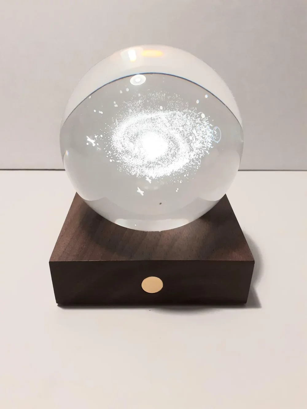 La collection de veilleuses boule de cristal ambrée est conçue pour ajouter une touche d’émerveillement à votre espace. Hauteur 12 cm.