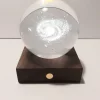 La collection de veilleuses boule de cristal ambrée est conçue pour ajouter une touche d’émerveillement à votre espace. Hauteur 12 cm.