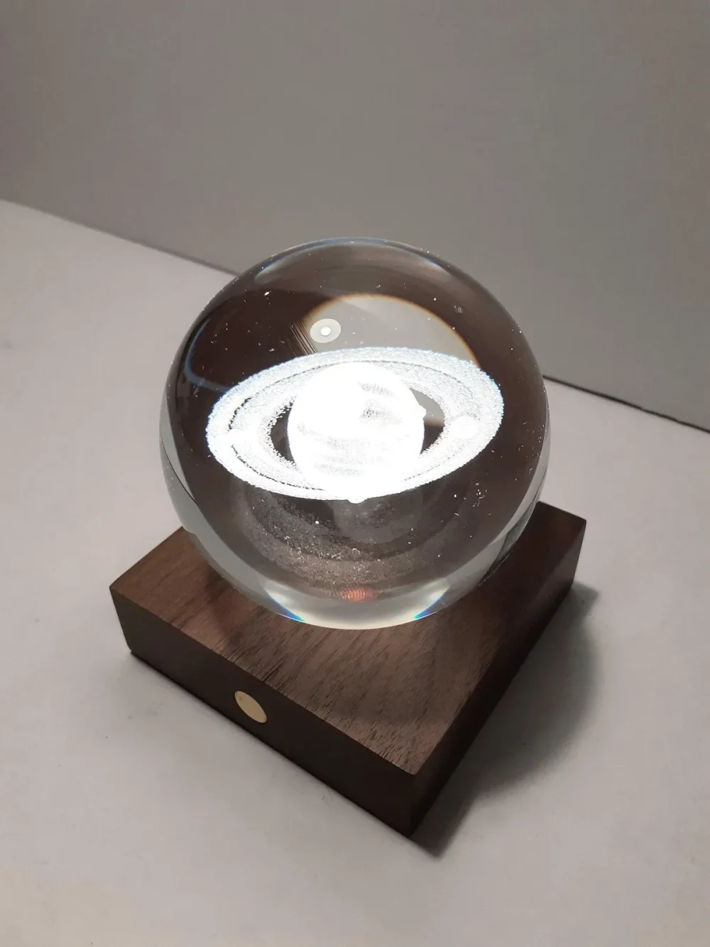 La collection de veilleuses boule de cristal ambrée est conçue pour ajouter une touche d’émerveillement à votre espace. Hauteur 12 cm.